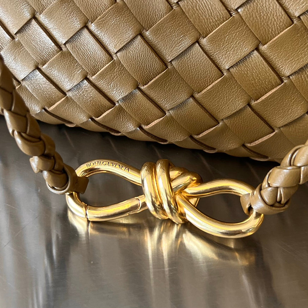 BOTTEGA VENETA SMALL ANDIAMO 25CM BROWN LAMBSKIN