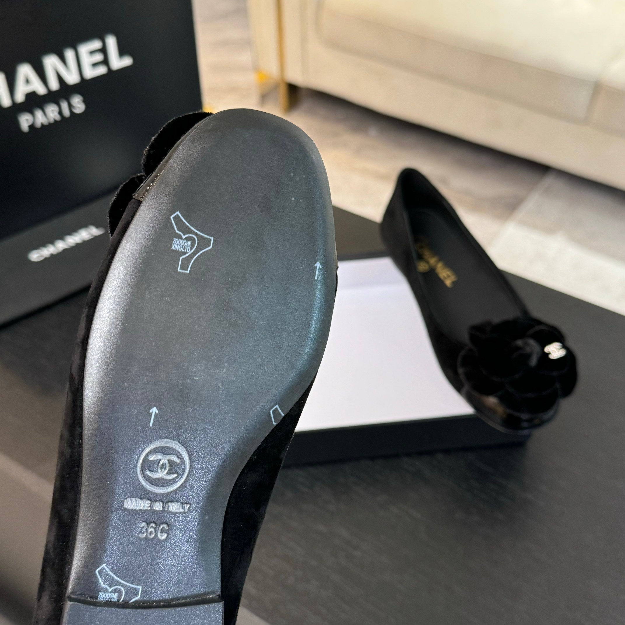 CHANEL BALLET FLATS IN BLACK SUEDE WITH CAMELLIA