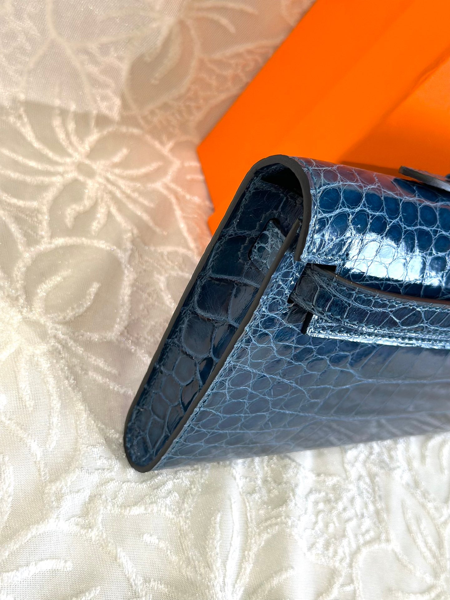 HERMES KELLY CUT 31 IN NAVY BLUE SHINNY ALLIGATOR LEATHER WITH SILVER HARDWARE