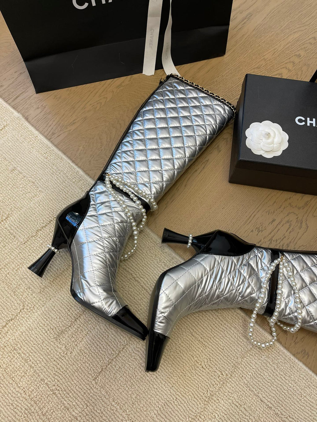 CHANEL KNEE HIGH BOOTS 8 CM IN SILVER MIX BLACK CALFSKIN WITH PEARL CHAIN