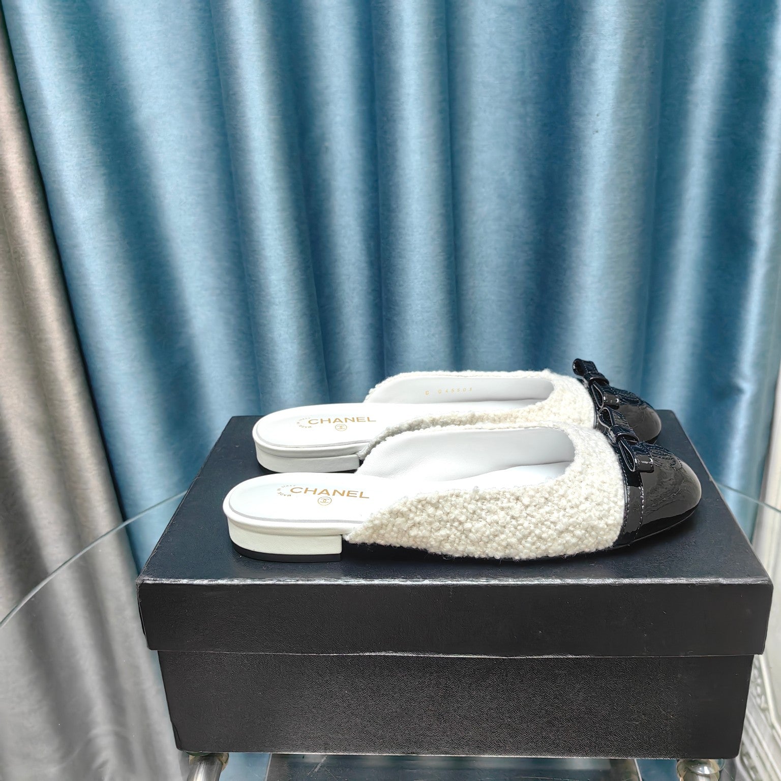 CHANEL MULE IN WHITE TWEED AND BLACK LAMBSKIN