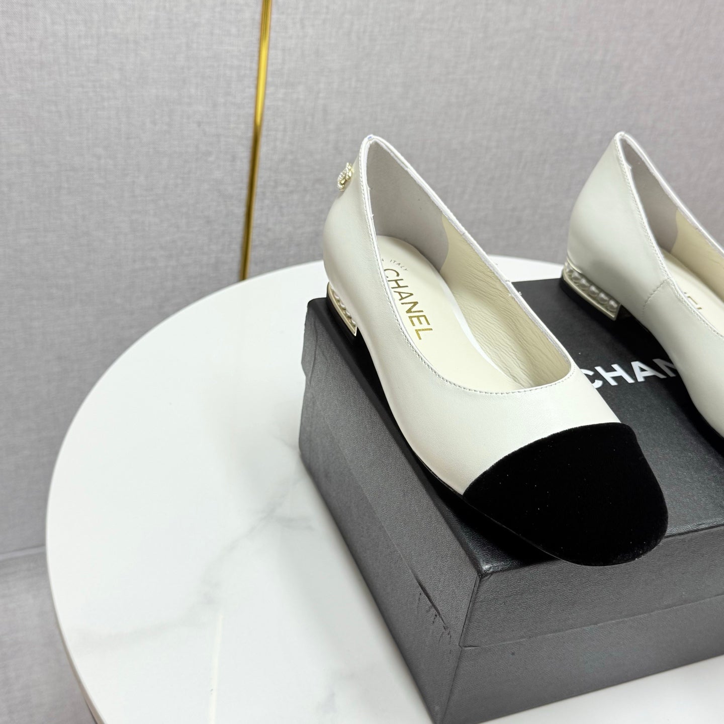 CHANEL BALLET FLATS 25S IN WHITE LAMBSKIN AND BLACK SUEDE WITH PEARL HEEL